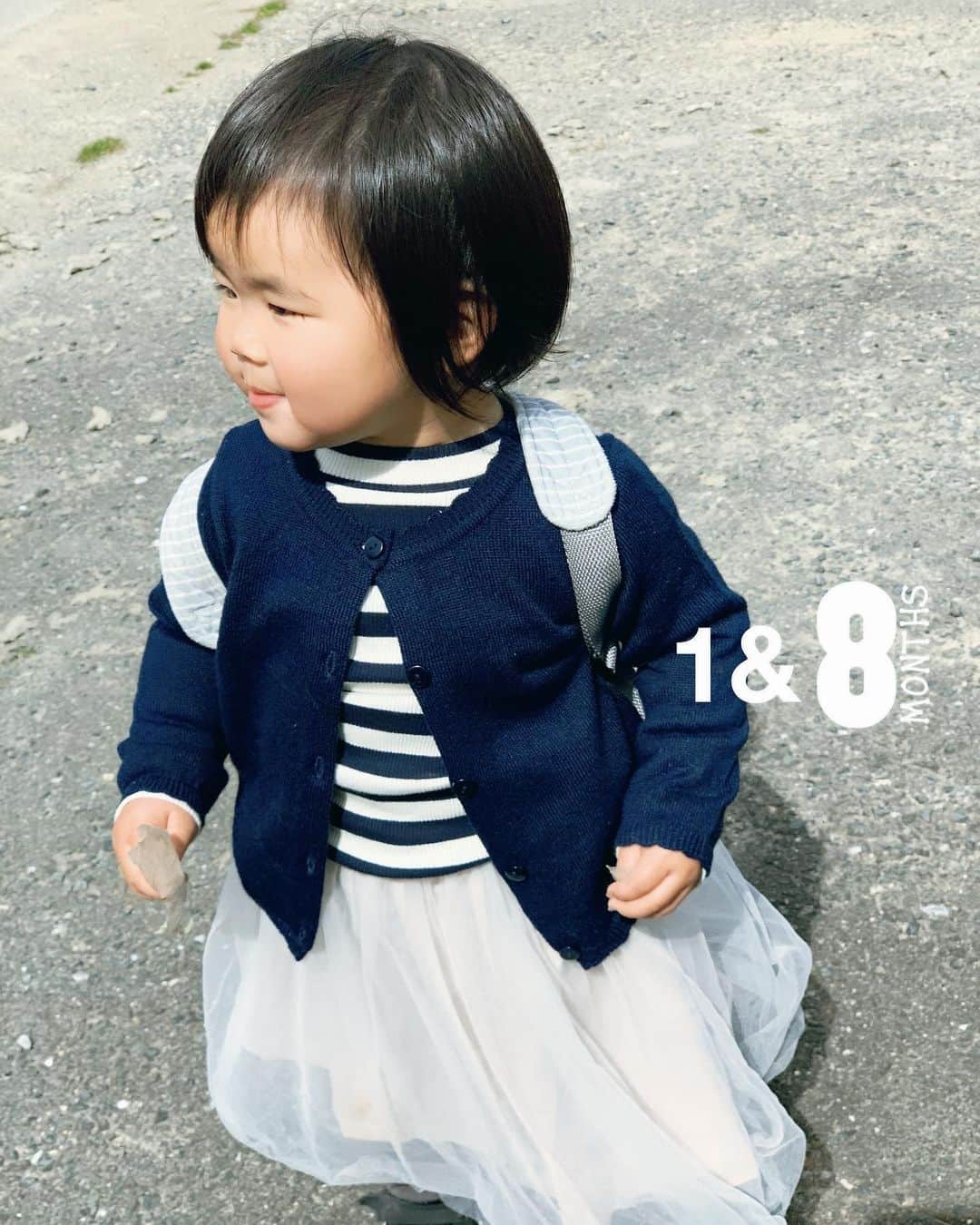 前田阿希子のインスタグラム：「1歳8ヶ月🙌  少しだけ、人を思いやれるようになってきました。 この日も、大好きなコッコちゃんに餌をあげようとしたり、双子の1人が、道端の猫じゃらしを引っこ抜けなかったら抜いてあげようとしたり。  ママたちには、毎朝、口に一度入れたしなびたパンをくれます。  …優しい子に育っとるね😂👍 ・ ・ ・ #双子#twinstagram#twins #1&8months#育児記録 #mamanokoムービー  #子どものいる暮らし  #こどものいる生活  #ママさんと繋がりたい  #ママスタグラム  #1歳児#コドモダカラ  #双子のいる生活 #たまひよ#ままのて #ベビスタグラム #コドモノ #mamari  #mamalife  #mamanokoカメラ部 #猫 #かわいい #ママリ #育児 #家族 #1歳 #大好き #幸せ #パン #笑顔」