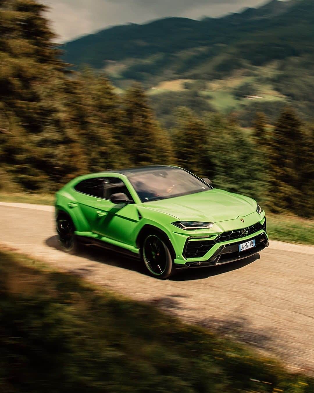 ランボルギーニのインスタグラム：「The best experience is based on the strongest performance.   #Lamborghini #Urus #UnlockAnyRoad __ Urus: Fuel consumption combined 12.7 l/100km; CO2-emissions combined 325 g/km (WLTP)」