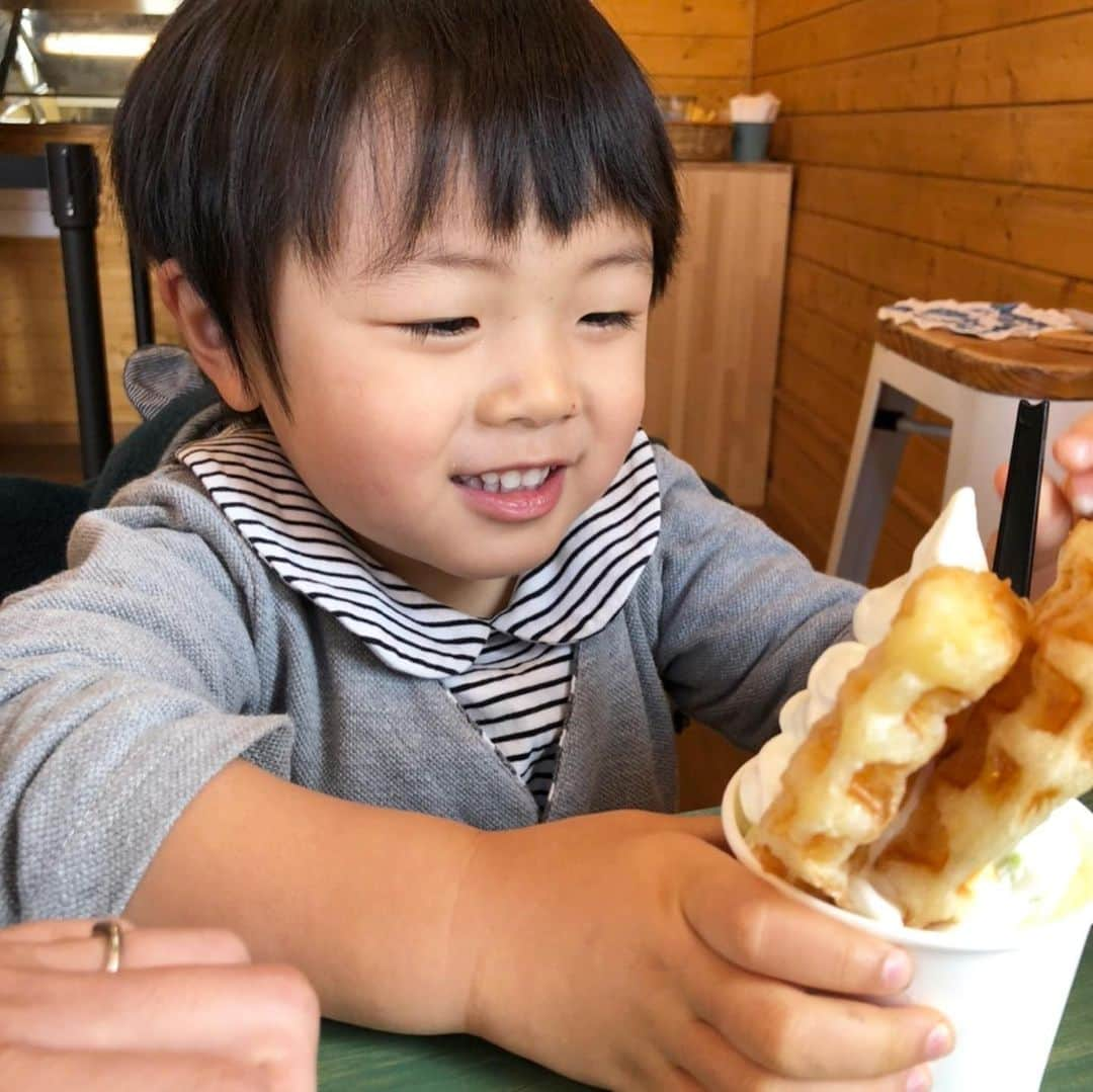 遼かぐらのインスタグラム：「スイーツ男子🍨  残りわずかの実家生活。 3度目の正直でやっと食べられた アイス♡  #2歳6ヶ月 #スイーツ男子 #cocobon #🍨  町村農場、ロイズ、円山ジェラート、ココボン‥ たくさん食べたな♡」