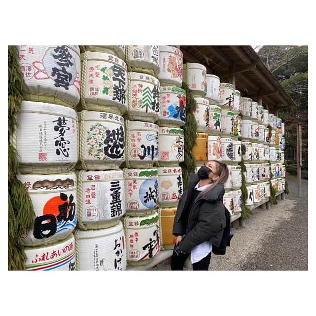 のインスタグラム：「ちょっと前に行った伊勢神宮🤏 . . 耳を傾ければ、心臓音が聞こえてきそうな程 . . 生命力溢れる森林達に圧巻され . . 沢山並ぶ酒樽に私は心臓音を高鳴らせ . . 気付けば、シャツが乱れてる事も忘れるくらい . . 伊勢神宮の大地に吸い込まれてました。 . . とても強きパワーとエネルギーを頂き本当にありがとうございました . . 次はお礼を言いに行くね😌 . .  またねやで🌿 _ #伊勢神宮 #三重県」