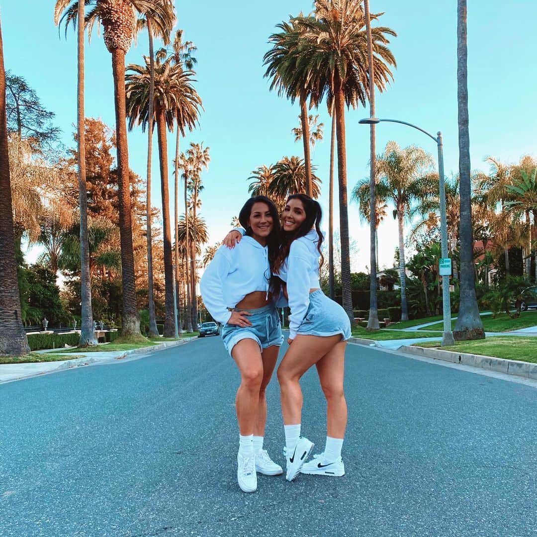 メリッサ・モリナロのインスタグラム：「Thanks for the love on the #upchallenge dance what dance Challenge Or song? Should we do next? I'm Taking request!」