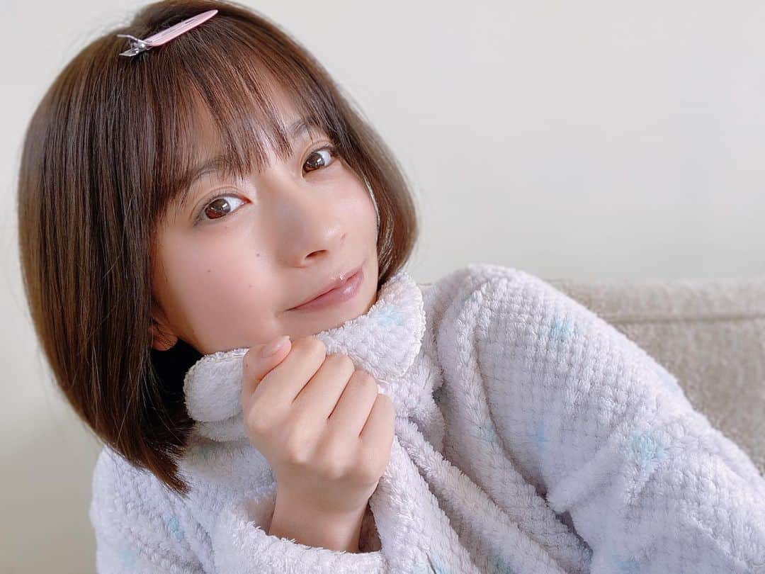 三田寺理紗のインスタグラム：「無事に撮影おえました🥰  メイクもヘアもとってもナチュラルメイクでどんな風に出来上がるのか楽しみ！  まだ衣装は秘密だから ガウンと私服をのせてみる❤️  #ボディメイク #グラビア #撮影 #ナチュラルメイク #いかがですか #私服 #デニム #デニムコーデ #三田寺理紗」