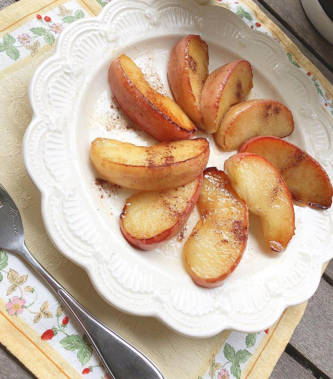 白羽ゆりのインスタグラム：「私の好きな美容飯☺︎  りんごのコンポート🍎  りんご。 ハチミツレモン。 ココナッツオイル。 メイプルシュガー(少し) シナモン。  朝ごはんによくりんごを食べているのですが、たくさんあったのでコンポートにしてみました。ココナッツオイルで焼いてハチミツレモンを入れる。盛りつけたあとにメイプルシュガーとシナモンをかける。皮ごとなので無農薬を選びました。甘めが好きな方は真ん中にバニラアイスをどうぞ😎  これは美味しいですよ！  😋おすすめです😋  魔女の宅急便の稽古も始まってますが、主役のフレッシュコンビにきゅんきゅんしてます🥰優しさを皆さんにお届け出来るように…そして無事に幕が開いて大阪千秋楽まで走り続けることが出来るように、私達も気を付けながらお稽古に励みたいと思います。  それでは✨」