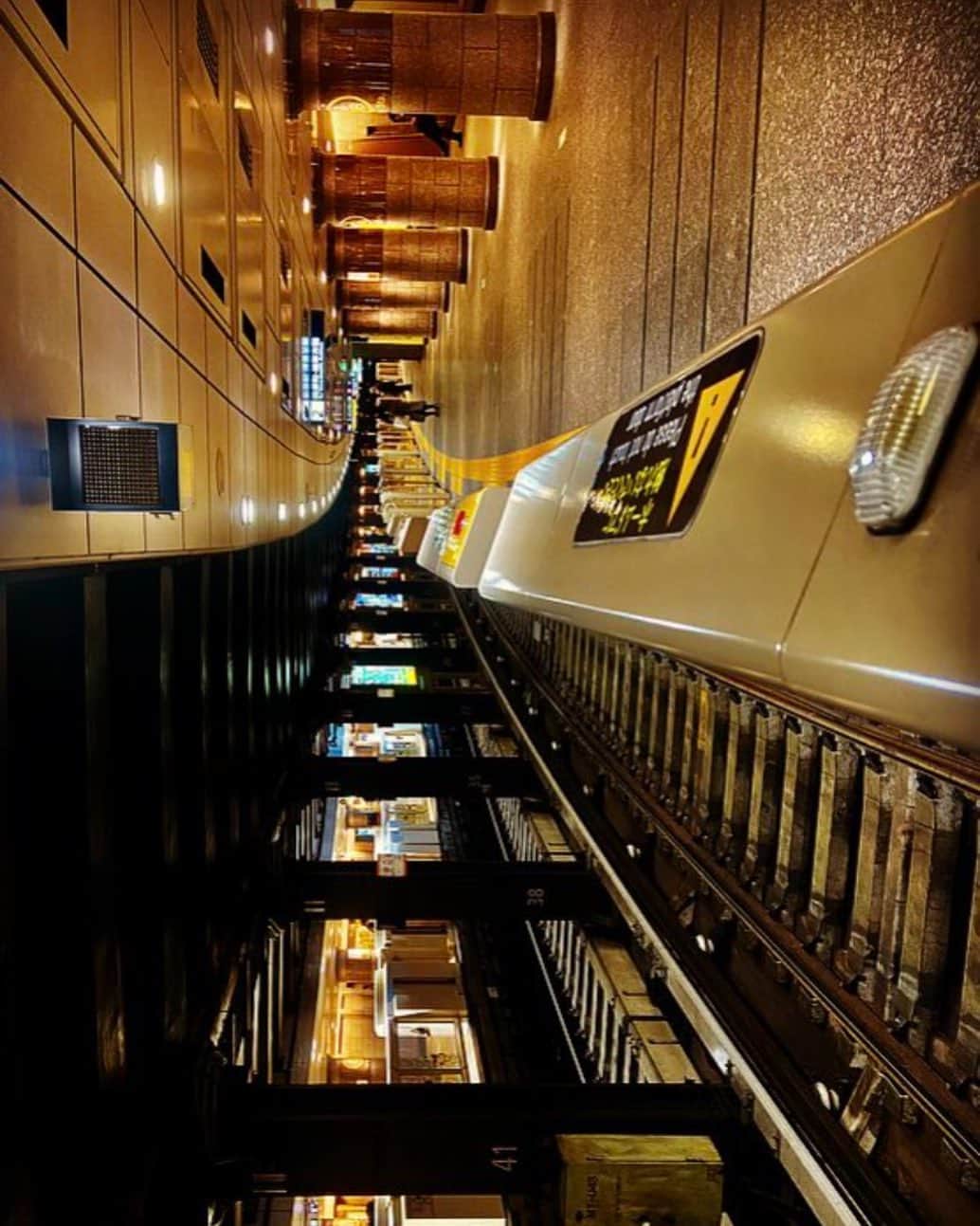 宮村ななこさんのインスタグラム写真 - (宮村ななこInstagram)「Subway.#photography #photo #subway #subwayart」3月2日 13時59分 - miyamuchan_001