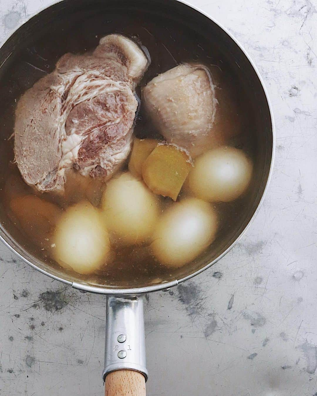 樋口正樹さんのインスタグラム写真 - (樋口正樹Instagram)「🐓 🥚 . 夜の惣菜の茹で鶏、 ついでの茹で豚と、 ついでの味玉４個。 鰹出汁、薄口醤油、 日本酒、ザラメ糖、 葱、生姜の味付け。 . . で、どっちだっけ、 鶏が先か卵が先か🤔 . . . #茹で豚 #茹で鶏 #味玉 #お惣菜 #作り置き #つくりおき #行平鍋 #雪平鍋」3月2日 14時52分 - higuccini