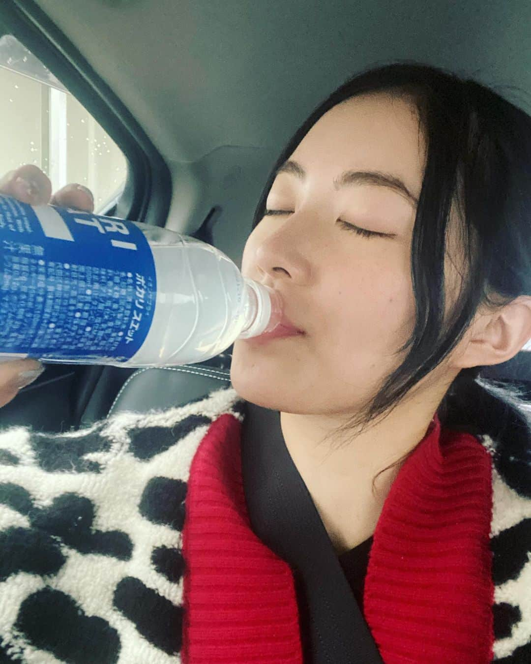 松井珠理奈さんのインスタグラム写真 - (松井珠理奈Instagram)「運動中や運動後はスポーツドリンク‼️ ＣＭこないかな〜笑っ💙  #スポーツ #ジム #トレーニング #格闘技 #プロレス #バスケ #drink #ポカリスエット  #アクエリアス  #love #私は水割り派　 #またまた横顔 #キス顔 ！？ #kiss」3月2日 14時58分 - jurinamatsui3