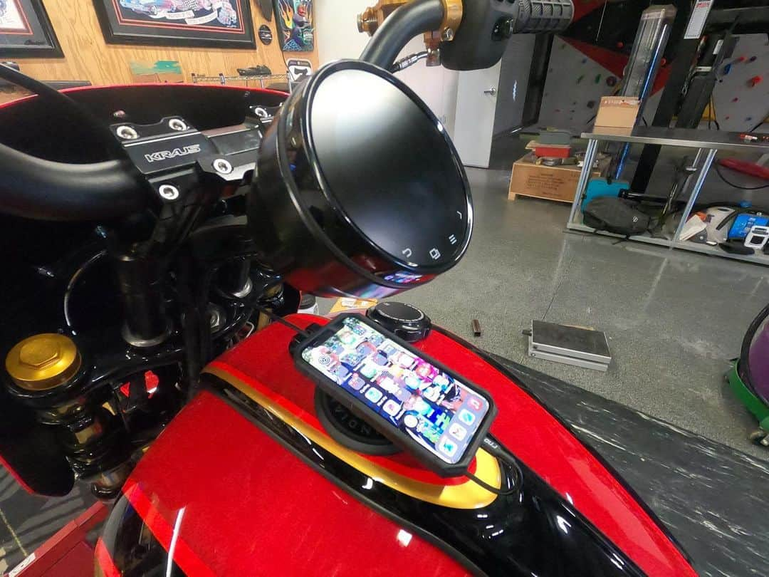 ケアリー・ハートさんのインスタグラム写真 - (ケアリー・ハートInstagram)「Machined a spacer to mount a @rokform mount to the dash of my @indianmotorcycle #chief . I love these cases and bike mounts. I have one on every indian, mountain bike, road bike, and vehicle. Bike is topped off w/ @renegadefuel and ready to knock down some more break in miles. Have a great week, everyone 🤘🏼🤘🏼🤘🏼」3月2日 6時30分 - hartluck