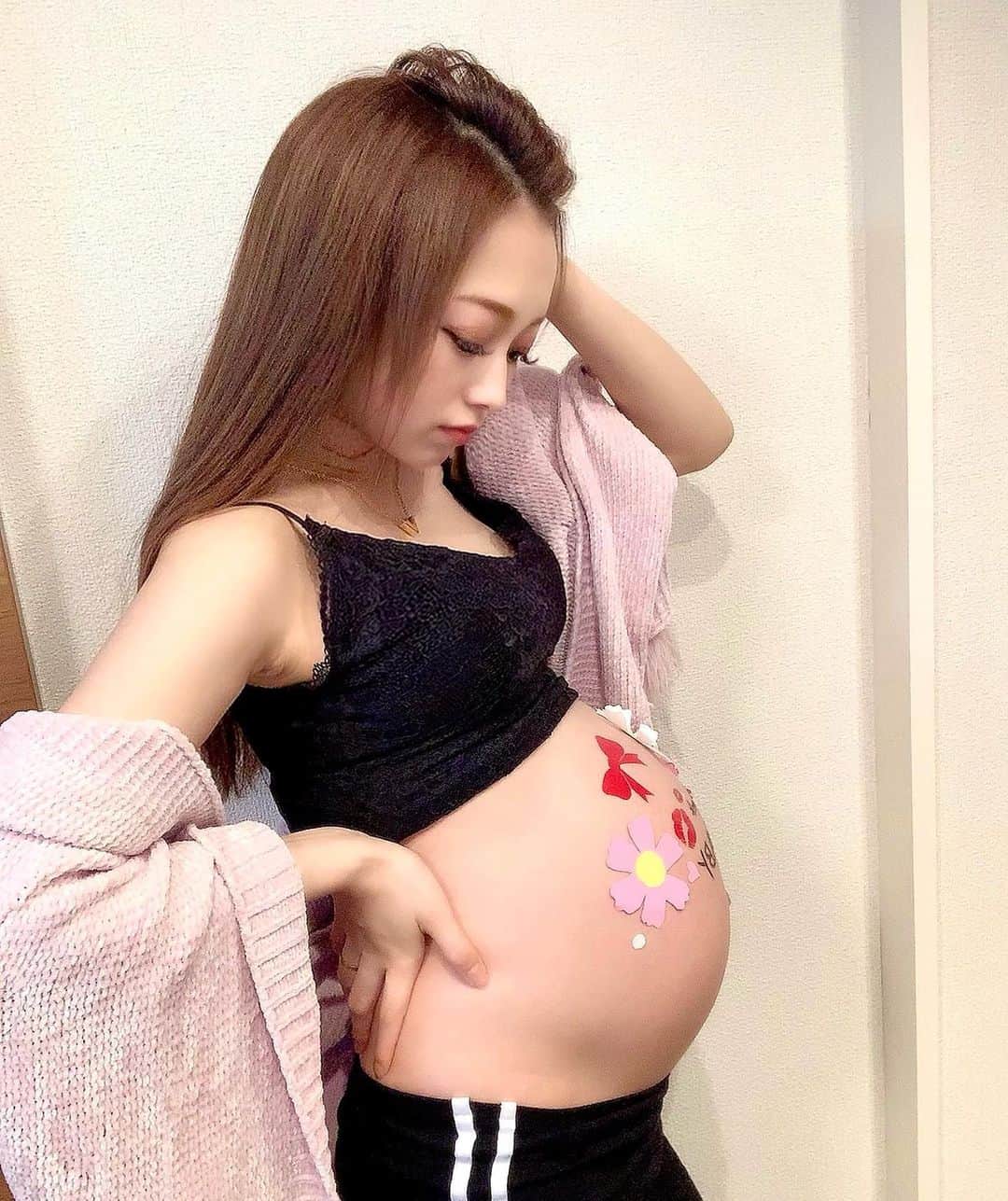 黒ギャル妊婦 SUZUさんのインスタグラム写真 - (SUZUInstagram)「𝐓𝐨𝐝𝐚𝐲'𝐬❤︎ 今日は二重作らず 全体的にナチュラルメイク💋  二重で顔変わりすぎる🥺 #妊婦#妊娠9ヶ月#妊娠後期 #マタニティ#マタニティコーデ #妊娠生活#妊婦生活#ぷんにー #ぷんにーらいふ#妊婦コーデ # 妊婦さん ...