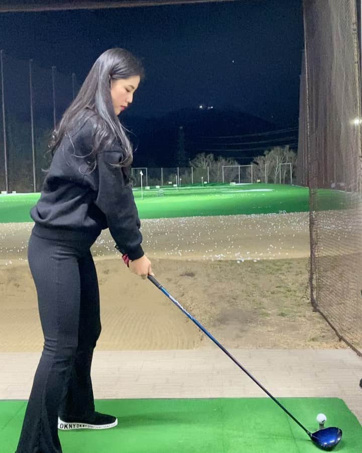 真木しおりのインスタグラム：「縦振りと横振りを習得した🥰🥰  玉置く位置すこーし変わるだけで 全てが変わってくる。 奥深いなあゴルフ🥺🥺 だから好きもっとしたい楽しい❤️  #ゴルフ#ごるふ#golf#골프 #ゴルフウェア #ゴルフ女子#골프웨아#골프스타그#golfstagram#golflife#golfswing #골프웨어 #골프스윙 #골프여자#ゴルフスウィング #スウィング」