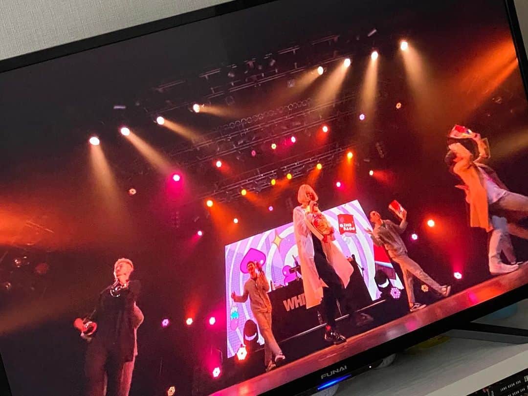 涼宮琴音のインスタグラム：「今日の寝起きの曲はWHITE JAMさんだよ🤲🍇 これは、あいのデータってゆう曲🦭🍓 朝聞くとテンション上がるのでオススメ☺️🌸」