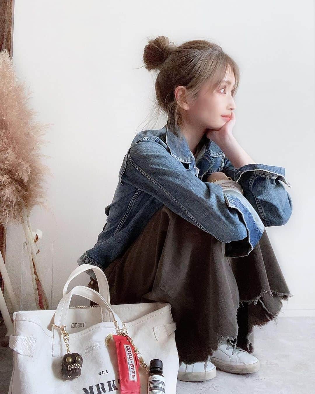 *✭ᏋണᎥ✭*のインスタグラム：「ㅤㅤㅤㅤㅤㅤㅤㅤ ㅤㅤㅤㅤㅤㅤㅤㅤ 昨日の置き画、の、着画😂 ㅤㅤㅤㅤㅤㅤㅤㅤ  #デニムジャケット#ロングスカート#コーデュロイスカート#マキシスカート #キャンバスバッグ#166cmコーデ#大人コーデ#大人カジュアル#シンプルコーデ#春コーデ#musededeuxiemeclasse #deuxiemeclasse #lappartement #ドゥーズィエムクラス#アパルトモン#partegram #locari」
