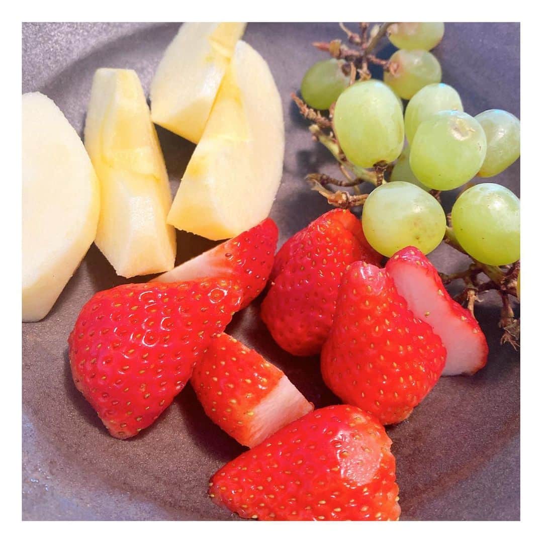 海保知里さんのインスタグラム写真 - (海保知里Instagram)「おはようございます。最近の朝食はイチゴとりんごを常に。絵にしたら一気に美味しくなくなりました😁今日も一日頑張りましょう。 #海保知里イラスト」3月2日 7時54分 - chisato_kaiho