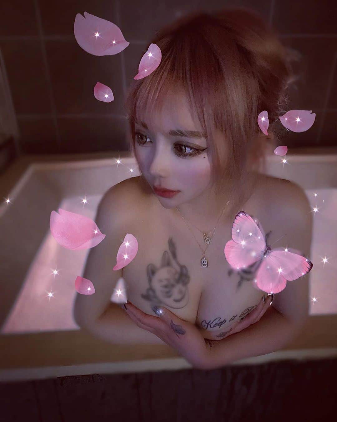 こはまるのインスタグラム：「おはようそしてみんなおやすみ🧚🏻‍♀️🧚🏻‍♀️ 引きこもりすぎて写真はないけど 生きてることは生きてるみたいです👶🏼  🚿💙💙💙💙」