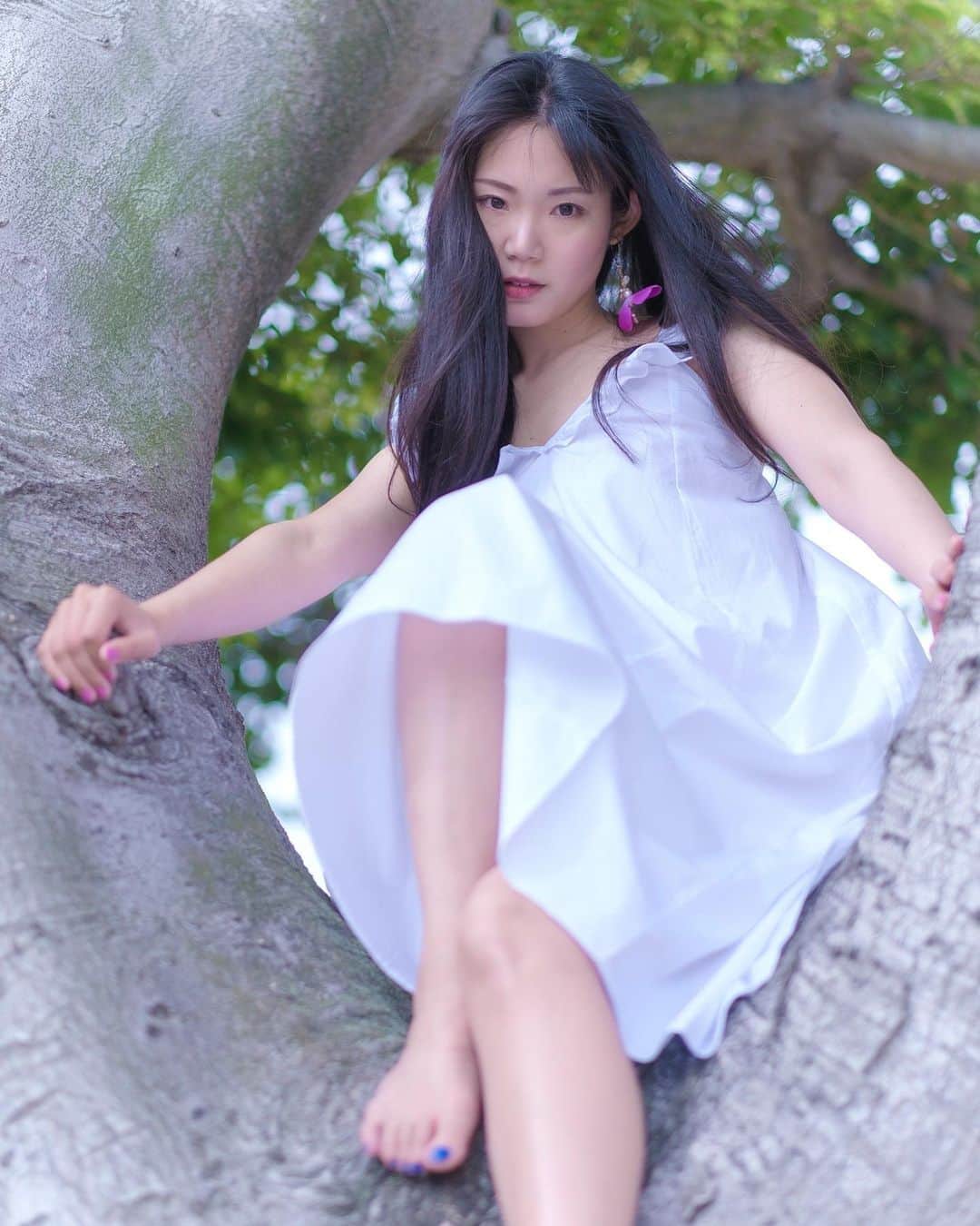 内田有理のインスタグラム：「夏。木登りは得意。 まぁまぁ自然児。」