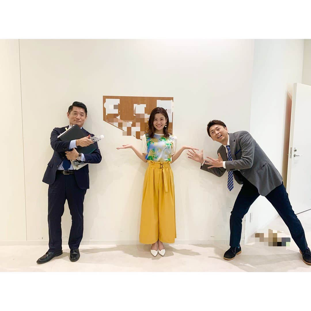 澤口実歩さんのインスタグラム写真 - (澤口実歩Instagram)「高岡さん、蓬莱さんと☺︎！高岡さん、見た目は怖いけど（って言ったら怒られる笑）、実はめっちゃ優しいです✌️写真をとるときも、「なんで俺が入るんやーっ」ていいながら嬉しそうでした✌️笑 蓬莱さんはいつも穏やかで、安心します🙏 撮影時のみマスクを外しています。  今年度もあと1ヶ月ですが、よろしくお願いいたします！ #衣装 #気象予報士 #蓬莱さん #高岡さん #ytv #読売テレビ #ミヤネ屋 #春 #3月」3月2日 8時31分 - miho_sawaguchi