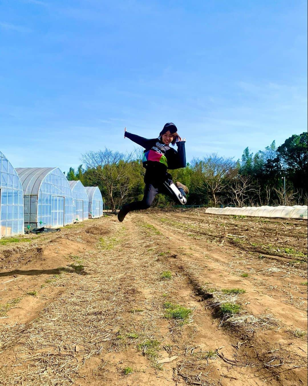 堀江聖夏さんのインスタグラム写真 - (堀江聖夏Instagram)「⌇ WE ARE THE FARM 🥬﻿ ﻿  千葉県佐倉市にある﻿ #WEARETHEFARM の畑で﻿ 収穫したお野菜を使って﻿ りこぴん🍅(@rikopin_tomato.925 )から﻿ 教えてもらったレシピ﻿ ﻿ サーモンと小松菜のアーモンドミルクブレゼ﻿ ﻿ を作りました𓂃◌𓂂 ﻿ ﻿ とっても簡単で、この日は、﻿ 写真は撮ってないけれど、サラダも﻿ 小松菜とカラシ菜、ほうれん草を﻿ たっぷり使ったよ！﻿ ﻿ 本当に美味しい野菜の味って﻿ どれも野菜自体の味が濃くって﻿ 甘みがしっかりしているので﻿ お酒のあてもなりそうなのです（笑）﻿ ﻿ そのくらい、美味しいの😳🥬﻿ 　　﻿ また収穫しに行こう✨﻿ (@wearethefarm.official )﻿ _________________________﻿ #畑 #farm﻿ #自然 #食材」3月2日 9時12分 - mina_horie