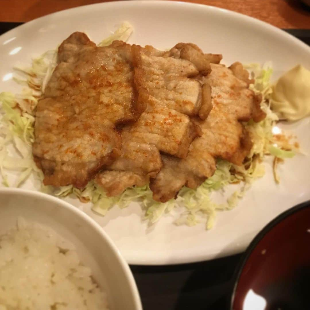 木村ひさしさんのインスタグラム写真 - (木村ひさしInstagram)「本日オープン！ 野方の昼ごはん「ぶたやき」 営業時間11:00〜14:00 俺がすすめるのはニンニクタレ増しやなぁ。卓上に2種類あるからね。 #ぶたやき #野方の昼ごはん #串かつ若菜」3月2日 9時31分 - kimura.hisashi