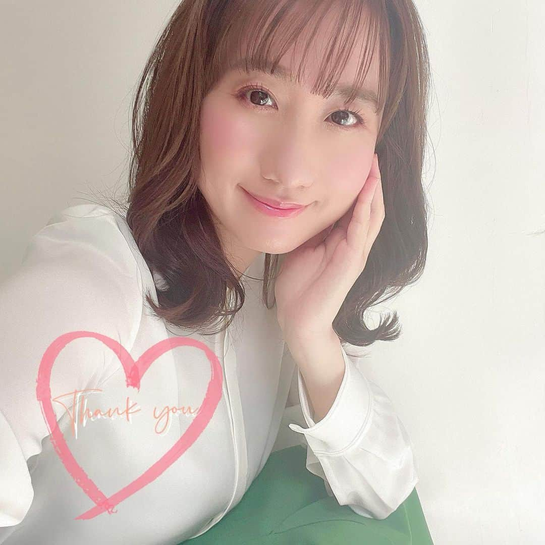 吉井明子さんのインスタグラム写真 - (吉井明子Instagram)「おはようございます✨  きのうはご心配をおかけしました〜🥺💦皆さんのお見舞いのことばのおけげで、一晩経っても無事です😌✨  コメントに頂いたとおり、昨夜は全身を点検して、薬草風呂に入って、湿布を貼って、ぐっすり寝ました☺️あとから痛くなるかも、とのアドバイスもありましたので、朝も慎重に起きました。手も脚も無事でした✨朝ごはんもりもり食べられました😃あ、あとダジャレではすべったことないですよ、ね😏  皆さんのアドバイス、本当にありがとうございます😭放送中以外は、おっちょこちょいなので、気をつけます💦慣れた場所こそ、足元ヨシッ確認！ですね✨  きょうは荒れた天気でお伝えすべき点もたくさんあるので、気を引き締めて準備致します。  放送でお会いしましょう☺️  #皆さんありがとう #おかげさまで #元気です#nhk #bsニュース4k #気象予報士 #吉井明子」3月2日 9時42分 - akiko_yoshii_sunny_rain