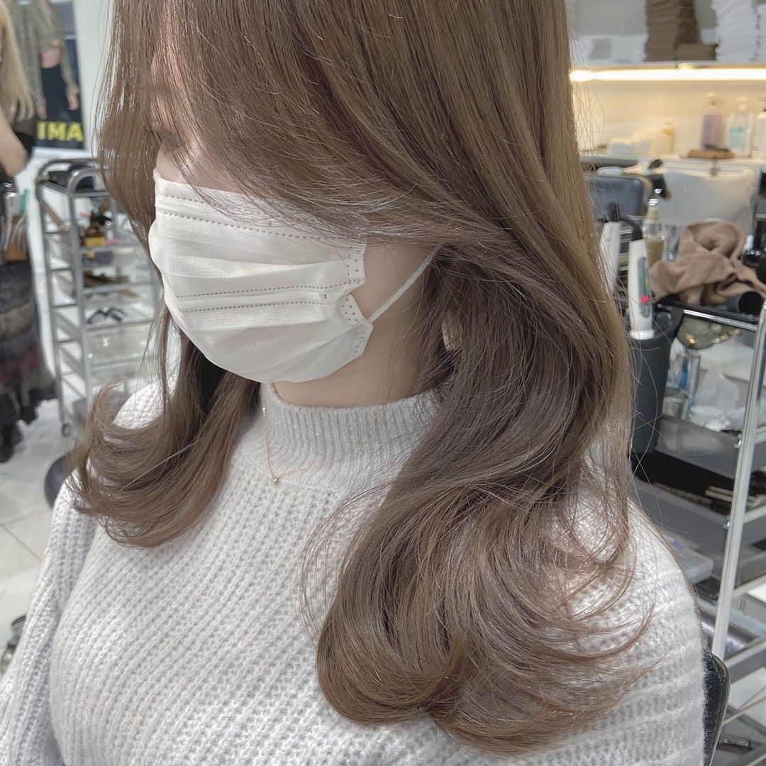 佃加菜さんのインスタグラム写真 - (佃加菜Instagram)「creamy beige🤍 ゆるくびれヘア🤍 .  #SHIMA #代官山 #美容室 #ミディアムヘア #ナチュラル #淡色＃淡色女子 #ベージュ #まろやか #ナチュラルレイヤー #シンプルヘア #ゆるふわ巻き #シングルカラー #モテ髪 #色素薄い系 #くびれヘア」3月2日 9時52分 - tsukuda_kana