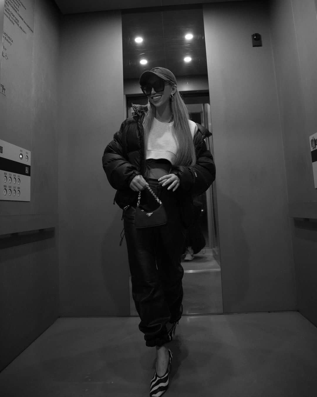 MARISのインスタグラム：「この前 @doverstreetmarketginza にお買い物行った時🤍 outfit 🤍 久しぶりに歯がうつってる写真撮れたので🤍　 @the_white_dentalclinic で前回治療が全部終わったので次回はいよいよNEWセラミックが入るんだ🦷✨ 歯にはすごく気をつけてたけど、日本にいない間、全く行ってなかったから、今のうちにと思って通い始めてから、最初の苦手意識が全くなくなったよ✨ 前にも書いたけどとにかく早いから助かるし、痛くない！ 歯で人の印象って本当に変わるから一生綺麗な歯を保ちたいか🤍次回が楽しみー🦷💕  #thewhitedentalclinic  #ルックフォーワード #lookfwrd @FWRD」