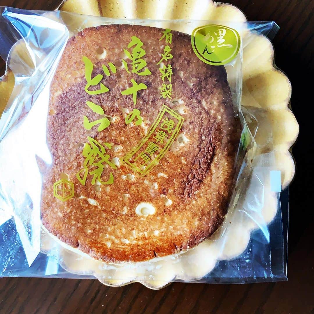 志摩有子さんのインスタグラム写真 - (志摩有子Instagram)「先に謝っておきます。 ただでさえ美味しい亀十のどら焼にバターを挟んでしまった。 悶絶級の美味しさ。パラダイス。 あんバター好き、甘じょっぱい好きな方におすすめします。  #亀十 #亀十のどら焼き #あんバター #ふわふわ #おやつタイム #美味しいひまわり #小澤基晴」3月2日 15時18分 - ariko418