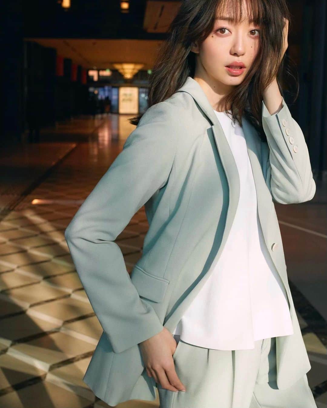 のインスタグラム：「: 🌸MARUNOUCHI  SPRING COLLECTION 2021🌸 : 丸の内"春のファッションキャンペーン"の サイトが昨日、3月1日からオープンして います〜👗✨ 丸ビルと新丸ビルに ポスターと電子版も展開中です🤗 是非、チェックしてください💓 : ＠marunouchi_paper #MARUNOUCHI #springcollection2021  #春のファッションキャンペーン #丸の内 #丸ビル #新丸ビル」