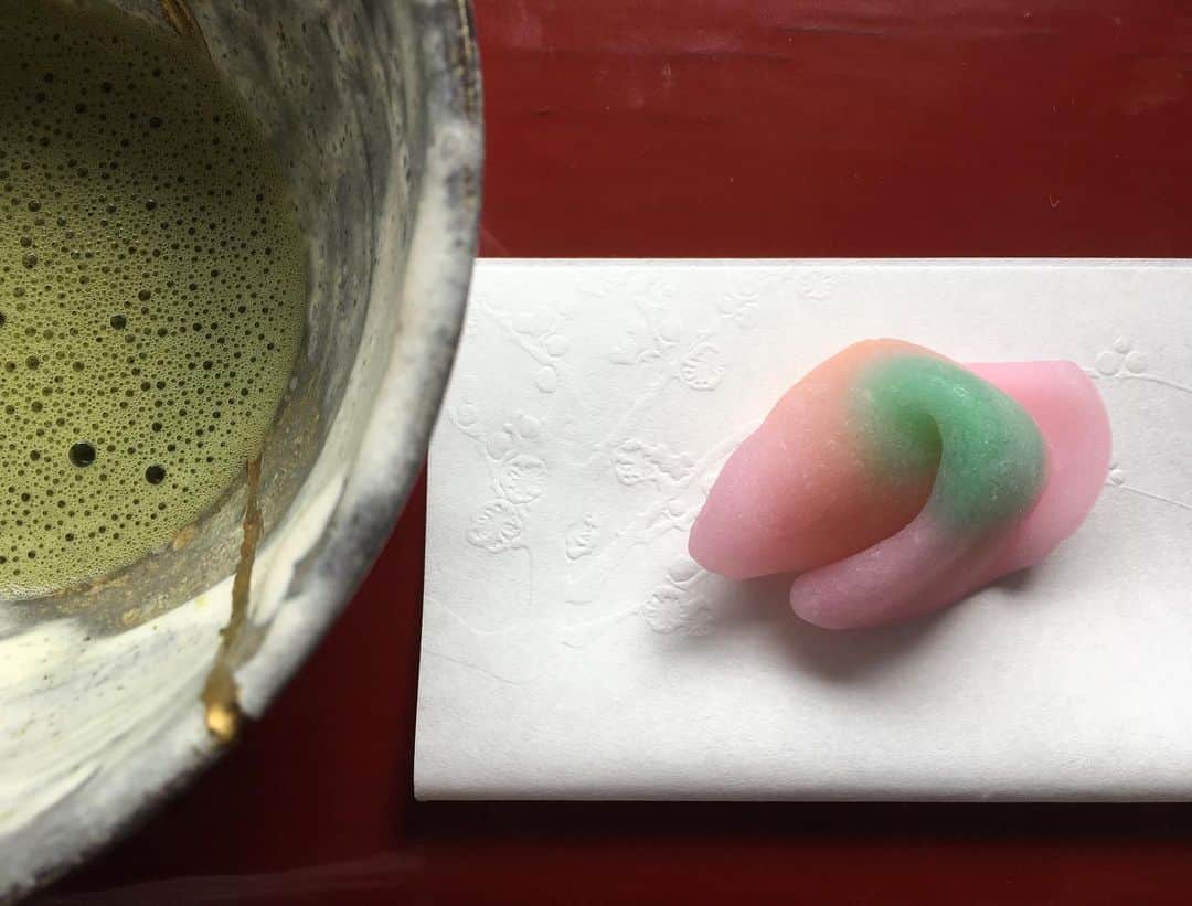 小橋めぐみのインスタグラム：「明日は雛祭り🎎 赤坂、塩野の生菓子 「雛の袖」とお抹茶でお祝い。 お懐紙は、根津美術館で求めた、尾形光琳の梅図。 外は春の嵐のよう。」
