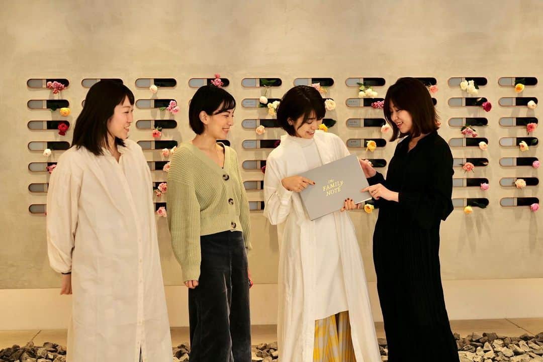 村上萌のインスタグラム：「クラファンの審査が無事に通り…！今晩21時より無事にFAMILY NOTEプロジェクトのページがオープンします…🥺緊張しすぎて、なぜか20:55からclubhouseでカウントダウンしながら喋るという謎な企画まで立ててしまいましたが、応援していただけると嬉しいです…そして @thefamilynote のストーリーズで、リターンを全部ご紹介しているので、限定数のプランなど先に内容ご検討いただければ嬉しいです🤝💎   #期せずして研究員みたいなリンクコーデ」