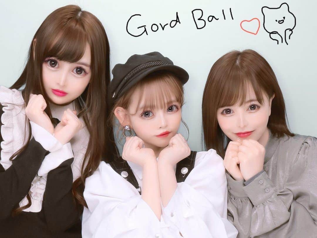 跡美しゅりのインスタグラム：「何ポーズですか？ 答えは上に書いております。  ゴールドボール...... 金の玉... スペルが.....無念  @coco3hoshinaka  @__315run   2人とも小さくて華奢で可愛いの...はあ守りたい。  #跡美しゅり #星仲ここみ」