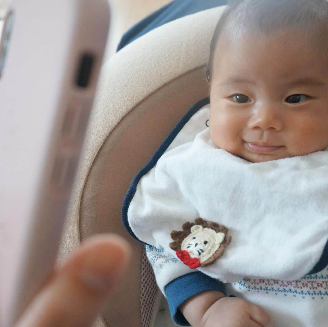 遼かぐらのインスタグラム：「パパとお電話📞👶🏻  アーウー ニコッ☺︎  #生後2ヶ月 #おでんわ #喃語でおしゃべり   パパのお顔覚えたかな？」