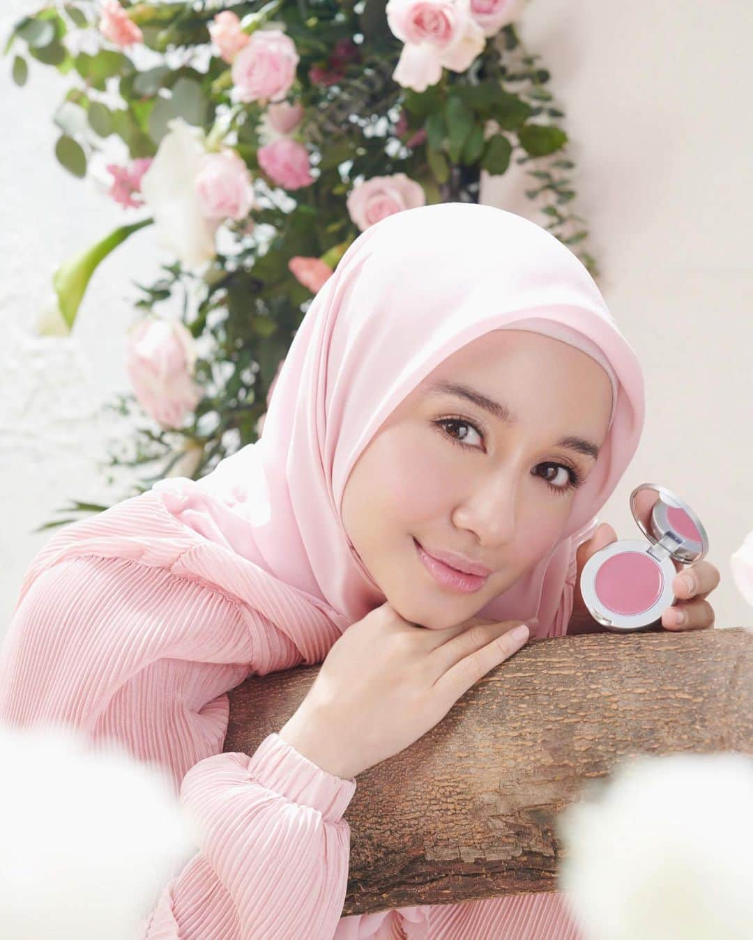 ラウディアシンシアベラのインスタグラム：「Bismillah💞  Hi Beauty! Refresh your look with @lbeauty.bylcb new product, let's try this Lip n Blush 🌸  Kita ada 2 shade natural yang cocok banget buat daily make up, shade Fresh Pink dan Sweet Rose.  Kamu bisa sesuaiin sama gaya make up favorit kamu.  Kalau mau tampilan yang terlihat segar, bisa pakai yang fresh pink. Nah kalau lagi pengen santai tapi tetep manis, bisa pakai yang Sweet Rose.   Jadi kamu tim Fresh Pink atau Sweet Rose nih? 😍」