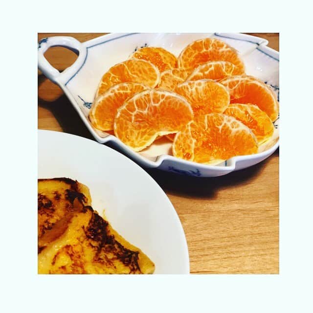西山喜久恵さんのインスタグラム写真 - (西山喜久恵Instagram)「🍊 実家から美味しい柑橘系の果物が 送られてきました。 みずみずしい「せとか」は、本当に美味しい ですよね。 皆さんは、せとかをどんな風に食べますか？ 輪切りにしますか？ 私は、みかんみたいに剥いていただきます。 育ち盛りの娘は、朝からフレンチトーストとせとかをパクパク食べて出かけて行きました‼️ 食べっぷりが良いと気持ちいいです❗️  #季節の果物 #せとか #皮が薄い #ハルもパクパク #朝ごはん」3月2日 11時29分 - kikue_nishiyama
