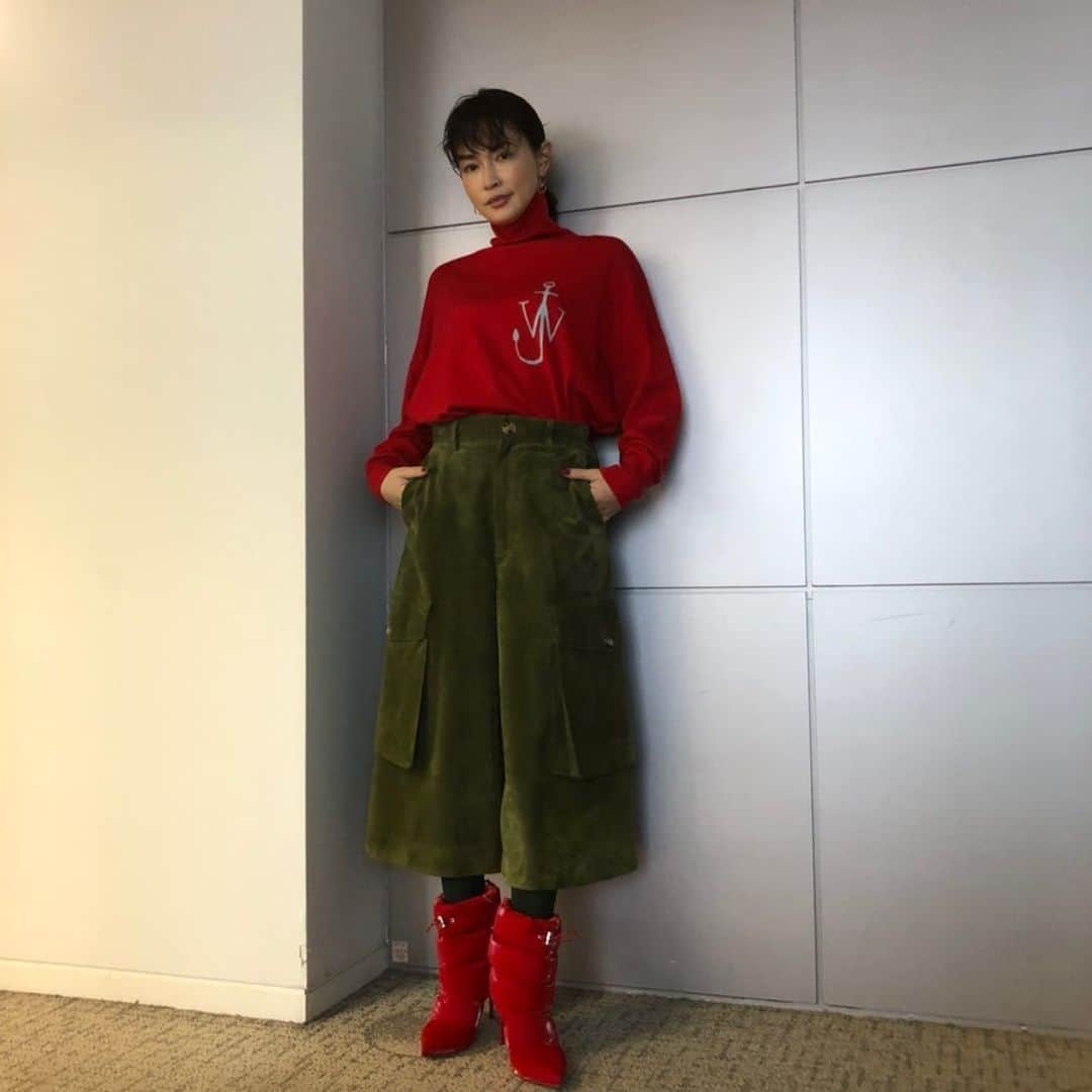 長谷川京子さんのインスタグラム写真 - (長谷川京子Instagram)「今晩。 NHK BSプレミアム 3/2（火）23:15～「魂のタキ火」 俳優の前川泰之さんとモデルの浜島直子さんと焚き火を囲んでたくさんのお話をさせてもらいました。 3人ともモデルから始まり今に至る。 それぞれの人生を進む中で自分自身の価値基準の模索、考え方など話してきました。  お時間が合ったら是非、観て下さい☺️  #knit #pants #JWAnderson  @jw_anderson #boots @louboutinworld #ChristianLouboutin #earrings @barjewellery #earcuff @riefejewellery_official #riefejewellery」3月2日 11時47分 - kyoko.hasegawa.722