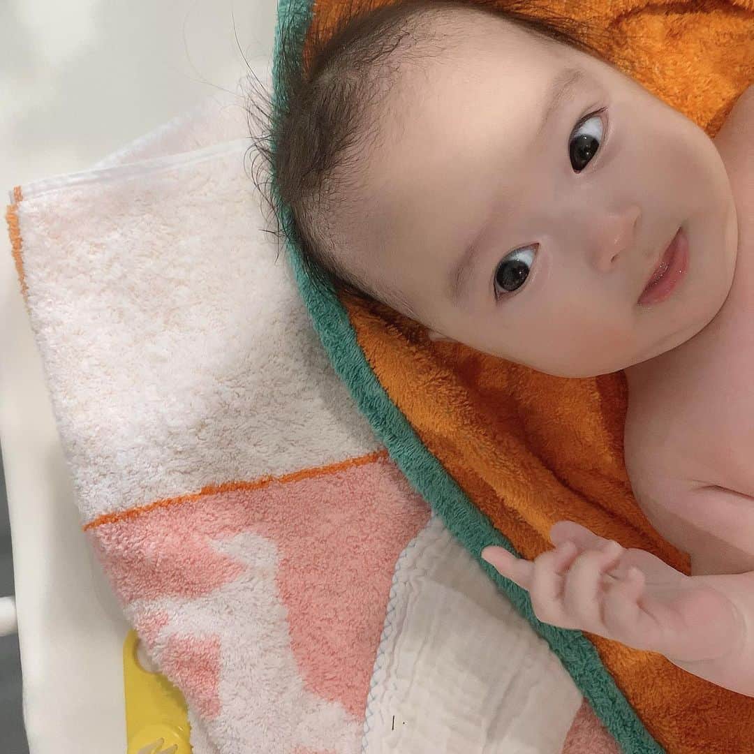 アレクサンダーのインスタグラム：「お風呂🛀あがり❤️ 全身に化粧水❤️ ピカピカ❤️ #沐浴 #赤ちゃん」