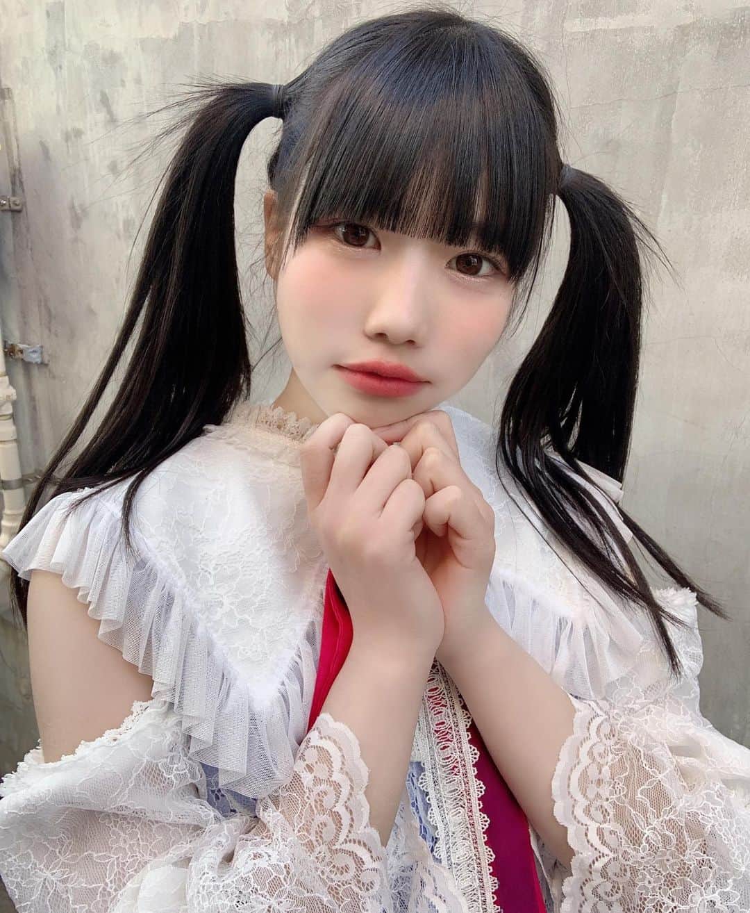 徳川めいのインスタグラム：「にゃ？  #ツインテール #黒髪 #idol  #ファインダー越しの私の世界 #kawaii #naturephotography #sweetlolita #cosplay #lovepuppies #コスプレ #メイド #メイド服 #lfl  #ツインテール  #naturephotography #beautifuldestinations #japanesegirls #Japan #koreanfashion #韓国コーデ #Gangnam #myongdon #일상스타그램　#秋葉原 #tokyo #いいね返し #JK #cat #autumn #harajuku #seifuku #twintails」