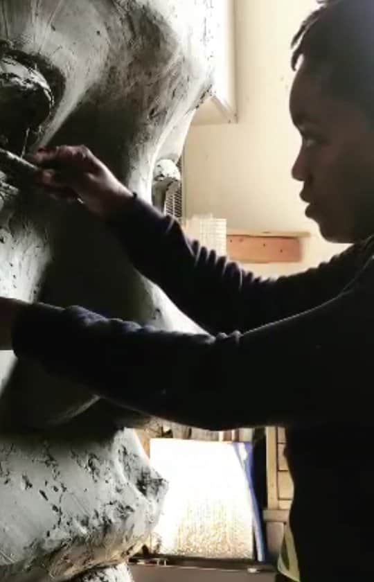 Grace Bonneyのインスタグラム：「Tanda Francis @tandafrancis sculpting her monumental sculpture "Adorn Me"」