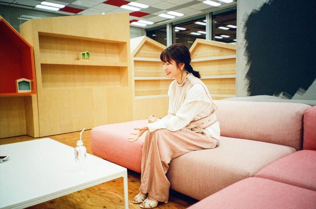 横山由依のインスタグラム：「buzz feedさんに インタビューしていただいた記事、 読んでくださってありがとうございます🌟  @nakamuran0901 さんが フィルムカメラでも撮影してくださいました！  #film #filmphotography」