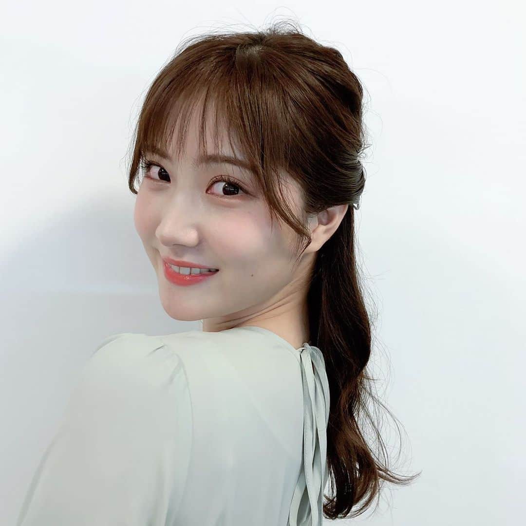 TBS「あさチャン！」のインスタグラム：「Today's さやこ hair style🌿 ・ メイクさんからのポイント💁🏻‍♀️🎀 野村アナが希望されたハーフアップを 衣装のワンピースに合わせ、 ふんわり可愛らしく仕上げてみました☺️❣️ ふわっと巻くコツは、 多めの毛量で大きめのカールを作ると 今っぽいスタイルになりますよ😆✨ ぜひ試してみてください🎶 ・ ・ #tbs #あさチャン #アナウンサー #野村彩也子」