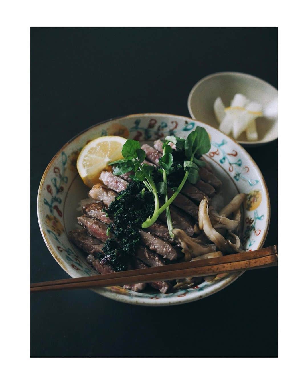 花楓のインスタグラム：「お昼です🔪🌿  ステーキドーン。ね。  ソースは、 パセリをバター醤油で。  レモンでさっぱりと🍋 大変美味しいお肉でございました。  午後から制作頑張ります✂️📚🖼  ご馳走さまでした🙏🏻  #作るなら丁寧に。」
