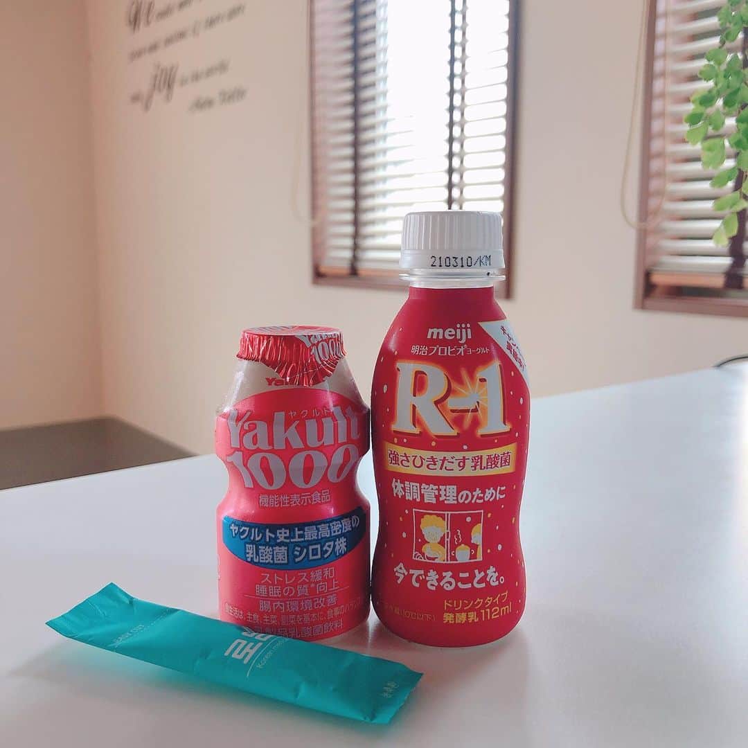 小畑由香里のインスタグラム：「✤  雨ですね。 風も強め。  今朝、布団から起きるのに あれだけ大変だった事はありません。  久しぶりに走ったせいで めちゃくちゃ筋肉痛！ これ程酷いのは 今まで無かった程。 どれだけ サボっていたのかを痛感しました。  今年は花粉症の症状もひどくて そのせいかな？頭痛もひどく… 朝からテンション⤵︎ ⤵︎  免疫力だけは しっかりつけておかなければ！  ヤクルト1000とR-1♡ それから 今、少し体重落としたくて 美STライターの方々が 最近ハマってる韓方も 飲み始めてみました♡  少しづつ身体動かすのも 始めていかなくちゃ〜😂  #免疫力アップ#ヤクルト1000 #アールワンヨーグルト #韓方#韓方ダイエット」