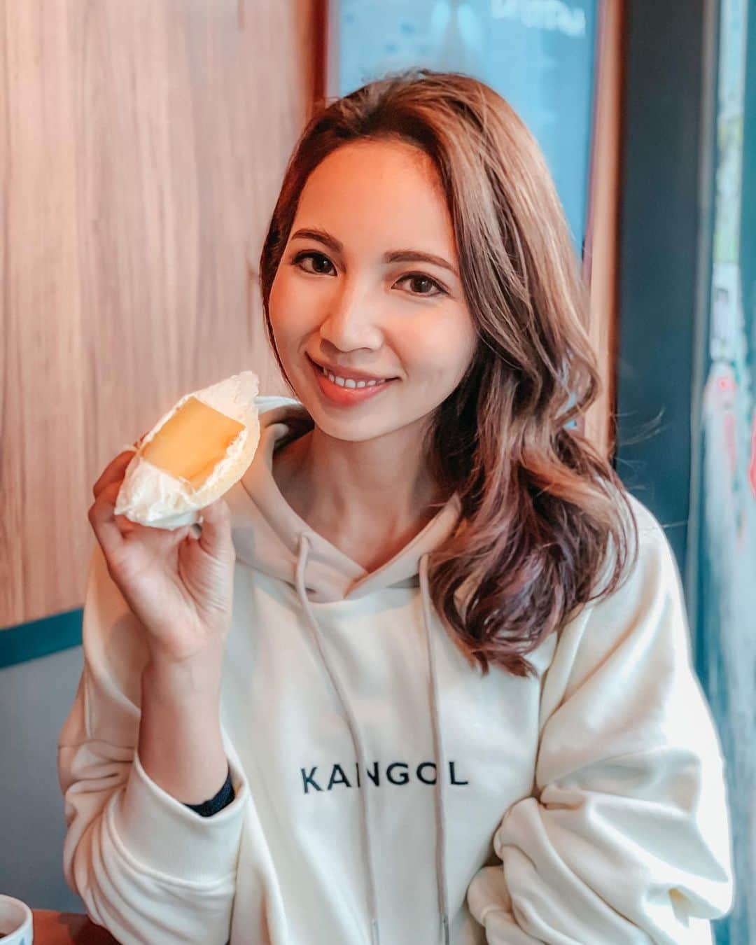 のインスタグラム：「先日たまたまカフェしたお店で出会えたフルーツサンド🥪♡  さつまいもサンドが人気ですよ🧔🏽と店員さんが教えてくれたので、注文してみたら、お、美味しい🥺🥺！！！！  さつまいもがねっとり甘〜くて、ふわふわの生クリームと良く合いました☺️ パンももっちり美味しくて、こんなフルーツサンド初めてでした🍠♥️  さつまいもが大きくて大きくて食べ応えも💯  コーヒーもハンドドリップでとっても美味しくて、お気に入りのカフェがまた増えました🥺  #cafebalhara #さつまいもサンド #フルーツサンド #フルーツサンドイッチ #サツマイモサンド #代官山駅前 #代官山カフェ #代官山ランチ #代官山グルメ #代官山カフェ巡り #セリーズチョイススイーツ #スイーツ好きな人と繋がりたい #ハンドドリップコーヒー #コーヒー部 #パーカー女子 #パーカーワンピ #パーカーコーデ #カフェバルハラ」