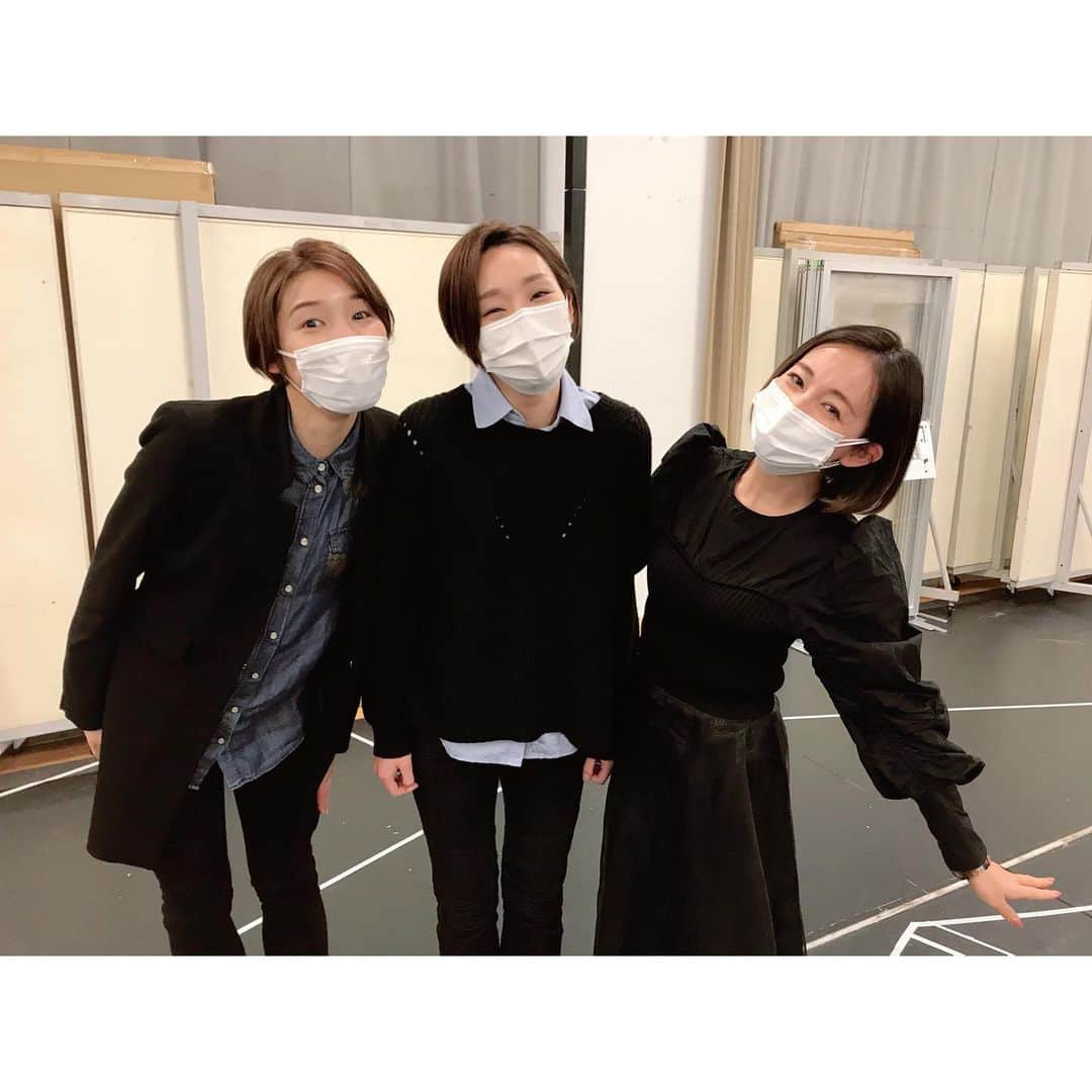 咲希あかねのインスタグラム：「#エリザベート #ガラコンサート  #91期 やっとそろったよーーーー😋❤️ #同期 の安心感半端ない♪ とりあえず私うれしそうね🤣笑  我が期のスター⭐️まよぴん#鳳真由 ＆あきちゃん#澄輝さやと  まよフランツ✨あきルド✨ かっこいいよ😚  2人に『この3人の並び思い出さない？』って聞いたら、 即答で『初舞台の化粧前でしょ！？』って🤣笑  初舞台の楽屋は1つの化粧前を2人で使います！ その並びがこの3人♡ ちなみにわたしの横がえびちゃん#綾瀬あきな で、 隣の化粧前はおっとり穏やか⁎⁺でもぎゅうぎゅう🐄で狭そうな男役コンビと、 ぎゅうぎゅうじゃないけどチャキチャキな娘役コンビの並び…楽しかったなぁ😌 ご縁のある人ってこうやって引き寄せられるよね♡#引き寄せの法則   二人はすっきり男役さんヘア🕺男役さんの襟足って好きでさ♪ 同期の権限使って襟足撮らせてもらったよ笑 2人のりっぱな肩幅に、そりゃぎゅうぎゅう🐄になるわなと…😂笑  #takarazuka #宝塚 #宝塚og #稽古」