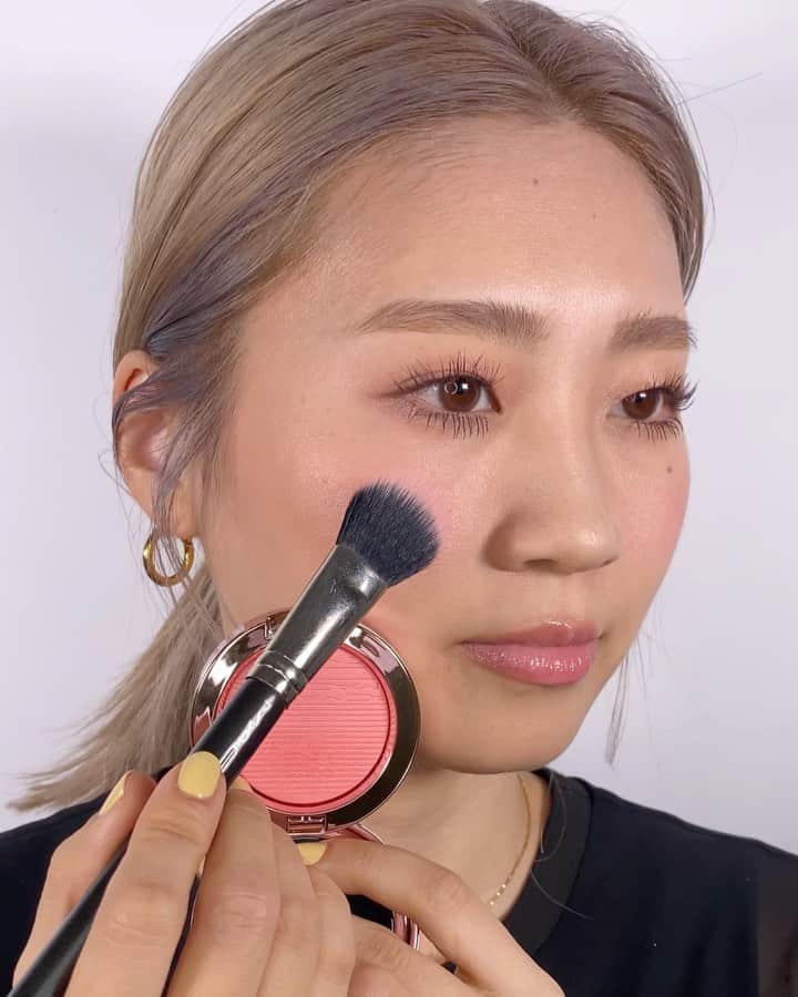 M∙A∙C Cosmetics Japanのインスタグラム：「この春、月の下で桜が咲き誇る🌸 限定の夜桜パッケージのコレクションから、チークの付け比べをお届け✨ スワイプして4色をチェック👉💕 ㅤ ■M・A・C BLACK CHERRY エクストラ ディメンション ブラッシュ(税込4,180円) 画像1枚目：ルック, ドント タッチ!（コーラルアプリコット） 画像2枚目：ルーム トゥ ブルーム（ウォームライトアプリコット） 画像3枚目ディリー ドリィ（ライトピンク） 画像4枚目：アンダー マイ プラム（プラムピンク） ㅤ *3/4(木) 公式オンライン先行発売 *3/5(金) 全国発売 ㅤ #MACBlackCherry #MACブラックチェリー #桜コスメ #MAC」