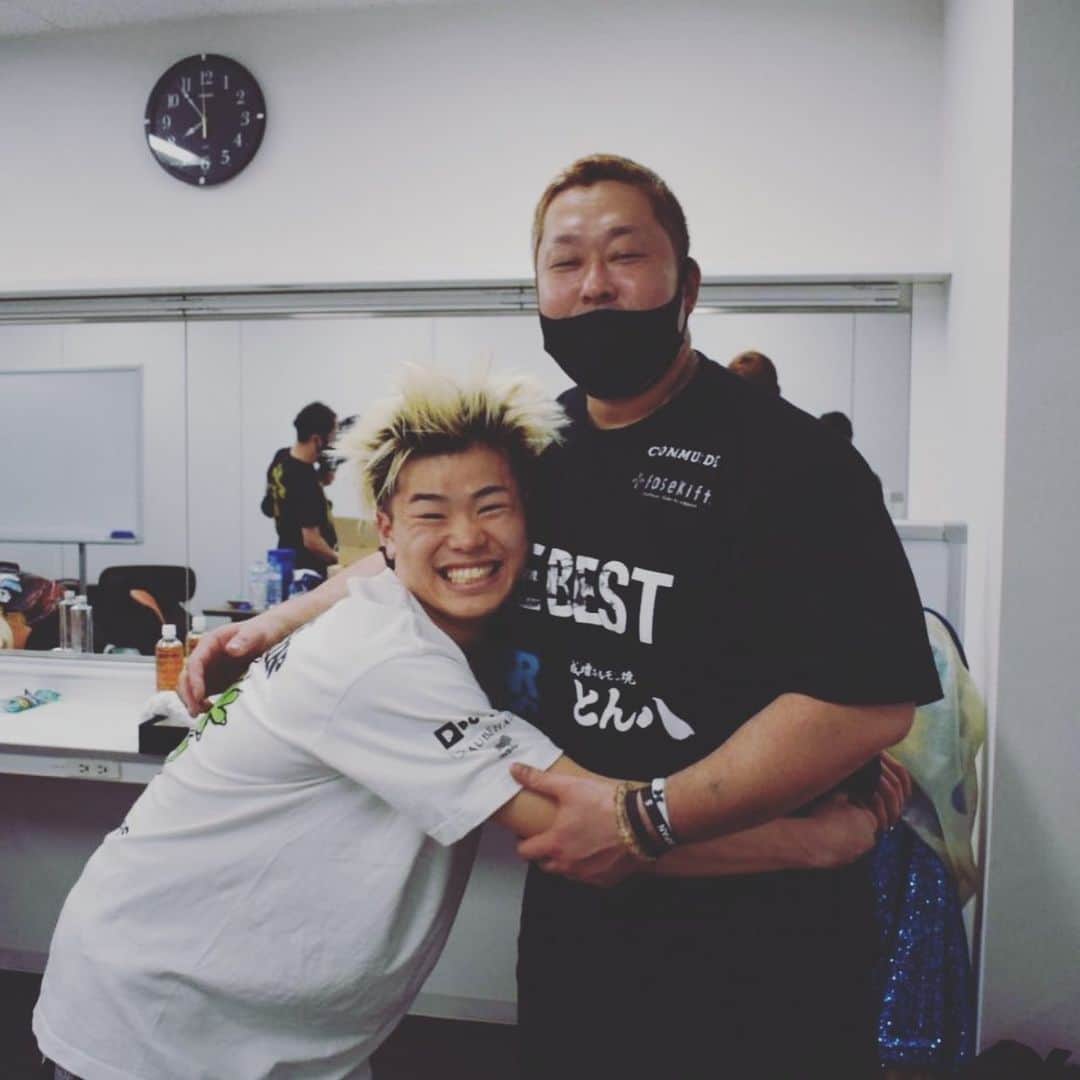 那須川天心のインスタグラム：「今回の僕のテーマは 永末さん @takayuki_nagasue に勝つこと でした なので あえてインタビューなどで言いませんでした  永末さんは僕と志朗くんのフィジカルトレーナーであり、僕がトレーニングを始める前に志朗くんが先にトレーナーをしてもらっていて もし試合する事になったら志朗の方のセコンドに着くよ と言う条件の下トレーニングを始める事になりました  フィジカル、バンテージ、ケア、戦略、全てにおいて誰よりも勉強しているし 誰もが出来ることを誰も手の届かないところまでやっている 永末さんは敵にいたら1番怖いです なので今回は絶対に超えてやると そう言った意気込み、気持ちでトレーニングに望んでいました 直前までトレーニング、ケア、もちろんバンテージも巻いてもらいました   長いようであっという間な時間でした。 まだまだ全然越えられません。 ありがとうございました。  1番辛かったと思います。   なので高級焼肉に連れて行ってください。 #永末式  #THEBEST」