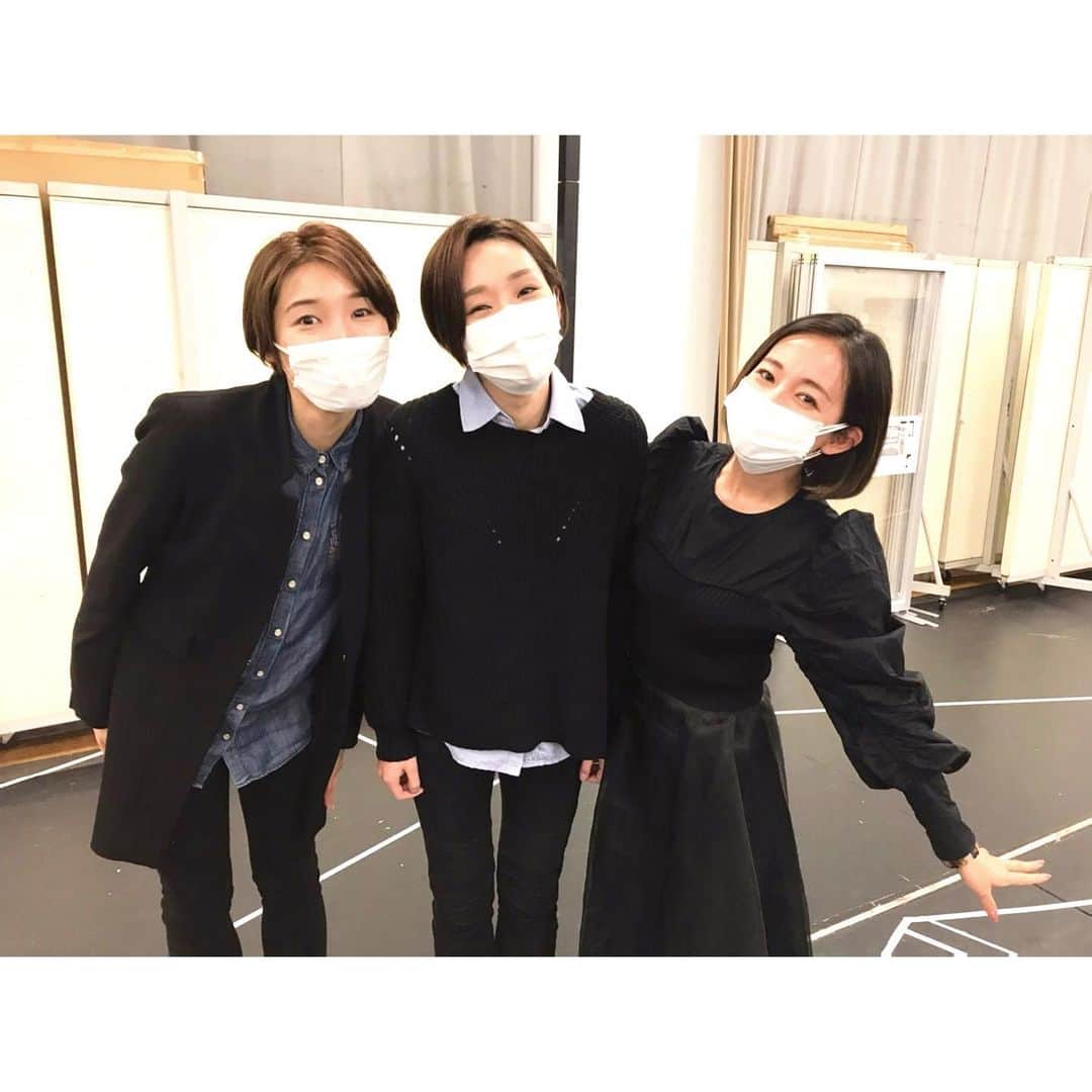 のインスタグラム：「.﻿ 大好きな同期に会えました💕﻿ まよ（#鳳真由 ちゃん）とみほ（#咲希あかね　ちゃん）💕嬉しい😆﻿ この3人！実は初舞台の時のお化粧をする時の並びが 横並びで、そういえばこの3人！✨﻿ と思っていたので、話してみたら2人ともそう思ってた みたいで嬉しかったぁ☺️﻿ ﻿ 同じルドルフの役のりく（#蒼羽りく ちゃん）にも 会えました☺️﻿ とっても懐かしい🍀﻿ まよにこの2人みたら宙組って感じ✨﻿ って言ってもらいました🙌﻿ ﻿ お稽古頑張ります！✊﻿ ﻿ ﻿ #91期　﻿ #同期と﻿ #とっても懐かしい並び﻿ #初心を思い出しました﻿ #りくにも久しぶりに会えました﻿ #みほの躍動感笑﻿ ﻿ ﻿ ﻿ ﻿」