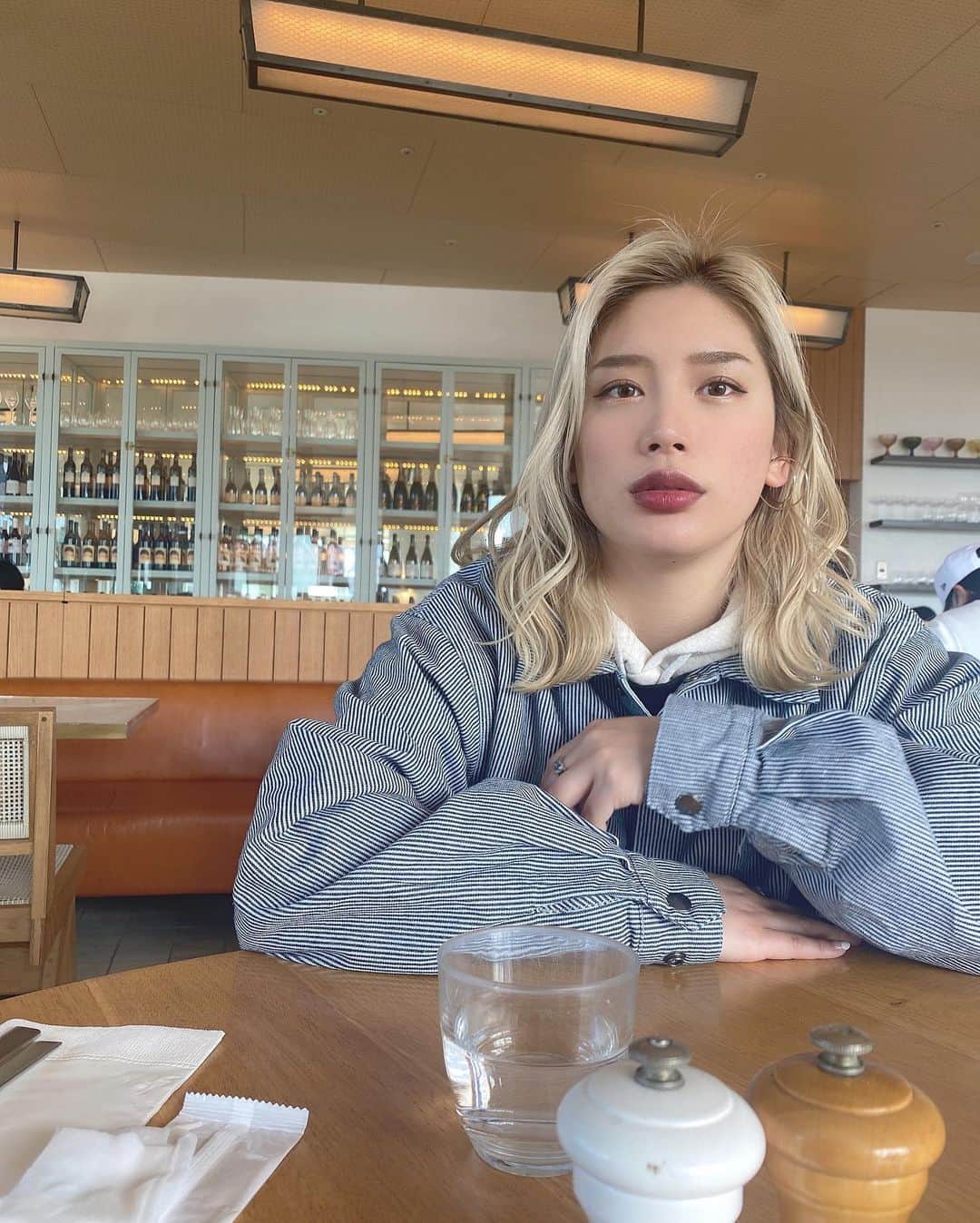 acaneのインスタグラム：「・ 3月やね〜はや〜🧏🏼‍♀️  個人的に1年の中で一番すきなのが3月！ なんでかというと、あったかいし、 お母さんが3月生まれやから。笑  もっともっと自分のためだけじゃなく 人のために、好きな人たちが喜ぶことをできる人間でいたいな〜と思う🌈  まだまだ未熟やけん もっと色んなこと勉強して がんばりまくるぞ〜🤤🤤🤤  🧥： @mobb_brand」