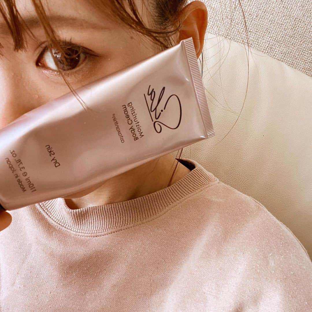 青木理奈のインスタグラム：「❤️sila❤️﻿ 💅bodycream💅﻿ ﻿ ﻿ ﻿ 季節の変わり目はいつもより全身の保湿﻿ ﻿ 佐賀県産のアスタキサンチンを使用しているので安心して使えるのが嬉しい❣️﻿ ﻿ 詳しくはタグからアルビータさんへどうぞー💓﻿  #アルビータ #アスタキサンチン #佐賀 #サプリメント　#美容 #sila #シラ #知らんぎ損すっよ #pr ﻿」