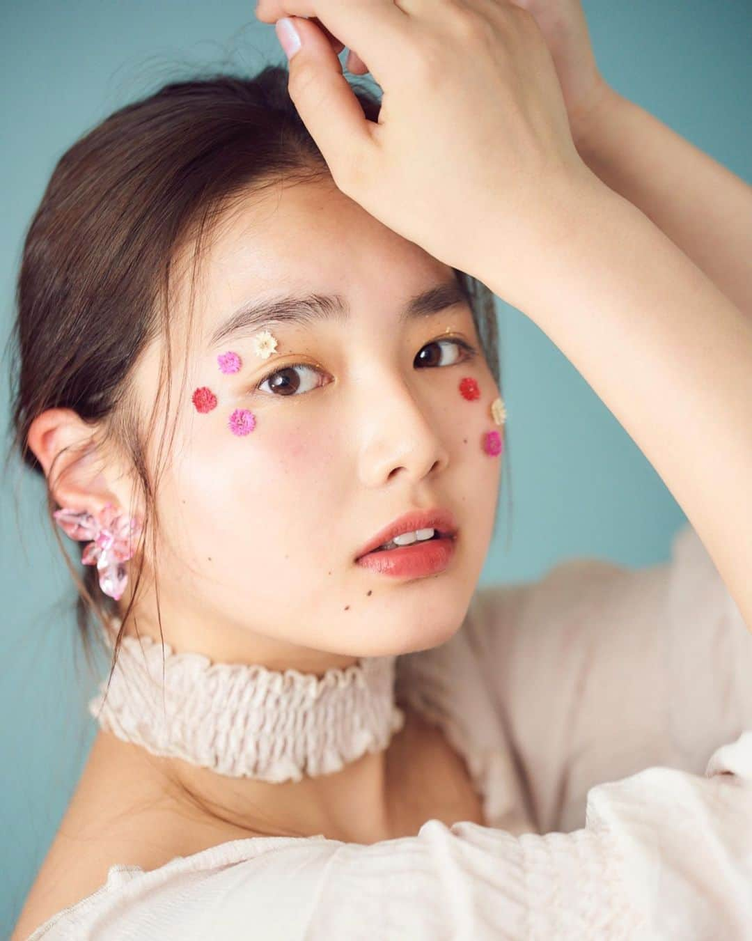 箭内夢菜さんのインスタグラム写真 - (箭内夢菜Instagram)「🌸🌹🌺🌻🌼💐 seventeen4月号 発売中です*ﾟ そして私はこの度、4月号をもちまして、seventeenを卒業することになりました  夢だったseventeenの専属モデルを叶えることができたのも 今、こうしてこの世界で活動させて頂けているのも いつも応援してくださる皆様のおかげです*ﾟ 本当に本当に感謝しています。 『seventeenモデル』という、大きな舞台から降りることになりましたが  ファンになってくださった皆様、そしてたくさんお世話になったseventeen関係者の皆様に、これからも応援して頂けるように 精一杯がんばります！  今、現役で頑張っているseventeenのモデルさん、(もっとたくさんお話したかった子いっぱいいるんですけど…🙈) そしてseventeenモデルを目指しているみなさん、一応ですが、こんな私でも先輩なので ずっと応援しています🥰 頑張ってください☺️  seventeen、大好きです 本当にありがとうございました🌸   #seventeen  #seventeen卒業  #STニュース」3月2日 13時08分 - yumenayanai_official