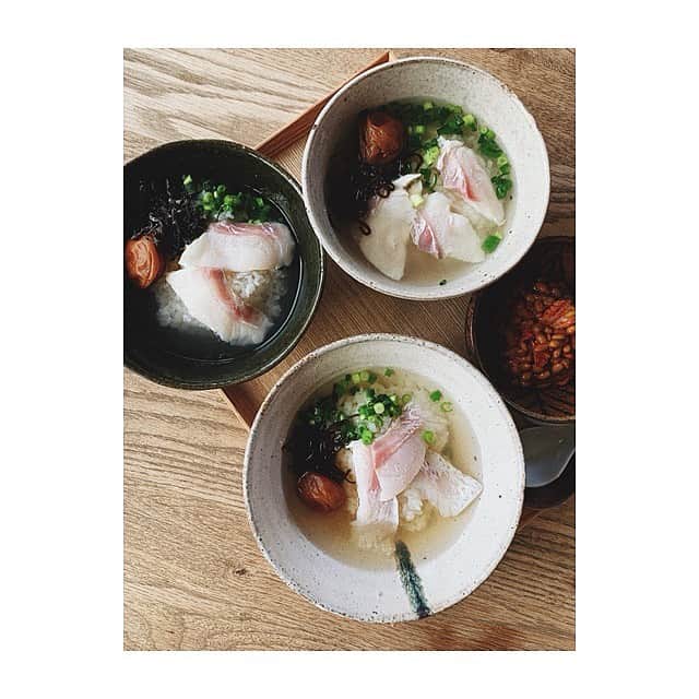 宇藤えみのインスタグラム：「一椀朝ごはん。 最近のお茶漬け。 夜に水出汁しておけば5分もかからない✌︎ 1枚目 お刺身、塩昆布、梅干し、ネギ、出汁 2枚目 晩ごはんの残り焼き魚、鰹節、梅干し、出汁 2枚目なんて茶色だけどまぁいいか。 そんな朝ごはん。笑  いろんな時短料理があるけど、我が家はひと手間加えた時短料理を大切にしています。  器　山田雅子(上)  　　母が焼いた(左の緑)  　　金剛 稔明(下) #暮らし#朝ごはん#一椀ごはん」