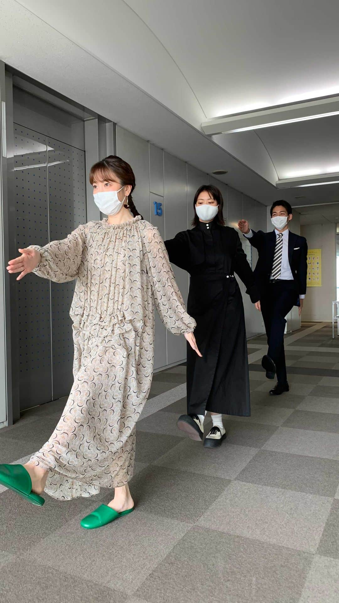フジテレビアナウンサーのインスタグラム：「🚶🏻‍♂️🚶🏻‍♀️🚶🏻‍♀️﻿ 早いもので3月に入りましたね☺️﻿ 昨日、3/1は「行進曲の日」でした。﻿ ﻿ 「3月」も「行進曲」も英語で「march」。﻿ 同じスペルなのが由来だそうです☝️﻿ ﻿ こんなご時世ですが、前を向いて歩いていきましょう！！﻿ ﻿ #行進曲の日﻿ #元気に行進する﻿ #頼もしい後進たち﻿ #更新が一日遅れなのは﻿ #ご愛嬌ということで﻿ #フジテレビアナウンサー﻿ #三上真奈﻿ @mana.mikami47  #杉原千尋﻿ @chihiro.sugihara  #堀池亮介﻿ @ryosuke_horiike  #今日は何の日 #榎並目線」